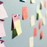 Bunte Haftnotizen an einer Wand