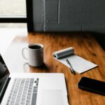 Arbeitszeugnis wird am Schreibtisch geprüft – Dokument mit Unterschrift und Firmenbriefkopf