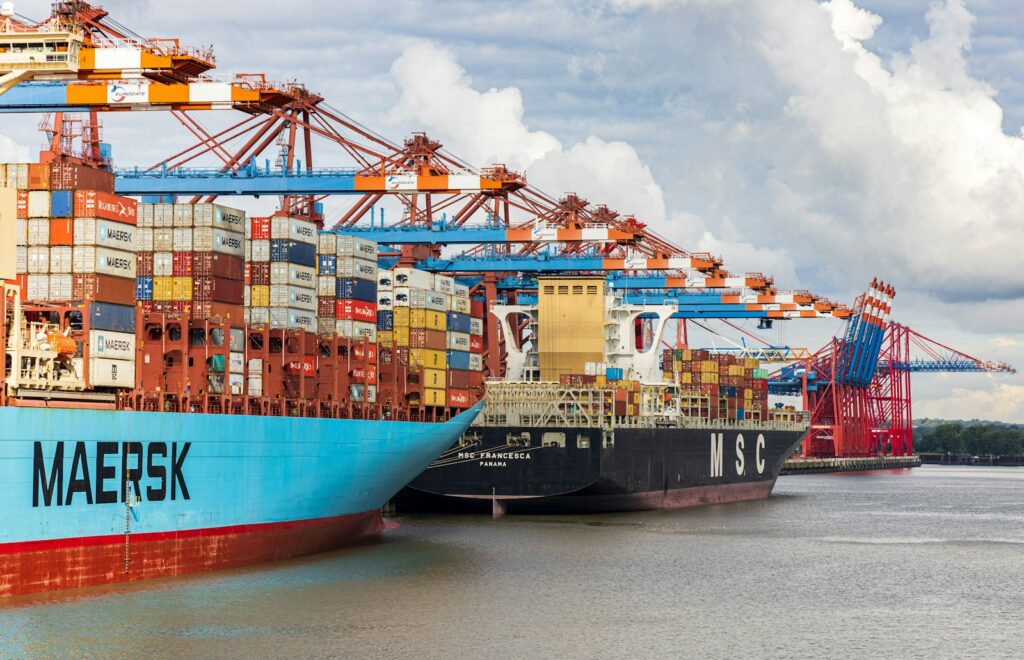 Frachtschiff am Dock als Symbol für Export und internationalen Handel