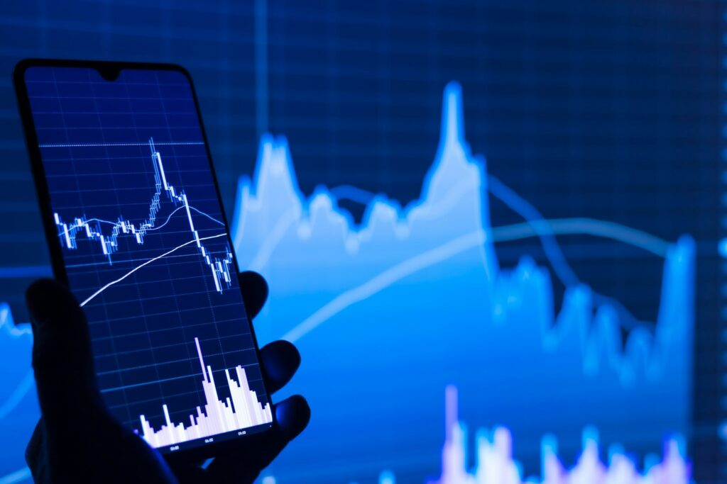 Smartphone vor einem Aktienchart zeigt den Kursverlauf einer Aktie nach dem IPO