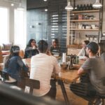Change-Management im Unternehmen: Führungskraft und Team besprechen einen Veränderungsprozess