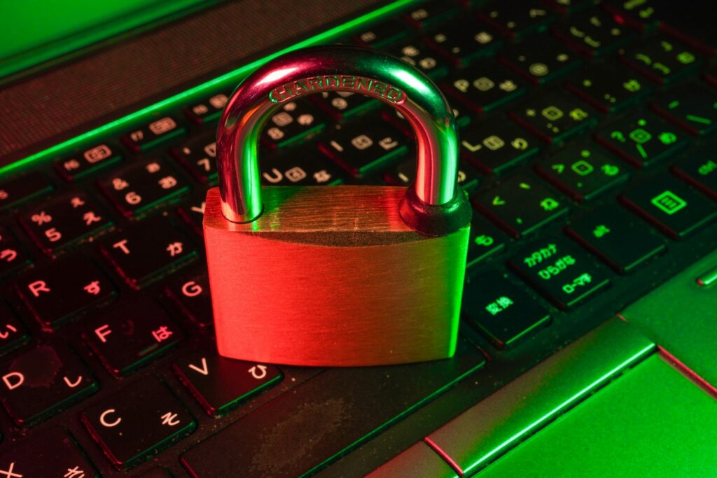 Cybersecurity im Unternehmen: rotes Vorhängeschloss liegt auf einer schwarzen Computertastatur