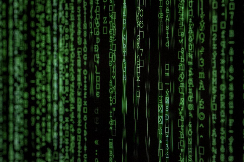 IT-Sicherheit und Netzwerkschutz: grüner Programmcode auf dunklem Bildschirm