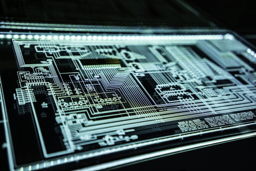 Leuchtendes Elektronikpanel in Blaugrün