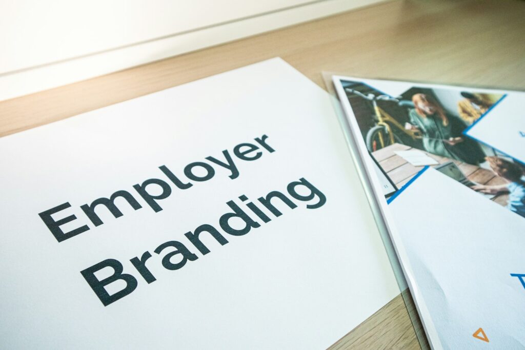 Broschüre zum Employer Branding liegt auf einem Besprechungstisch