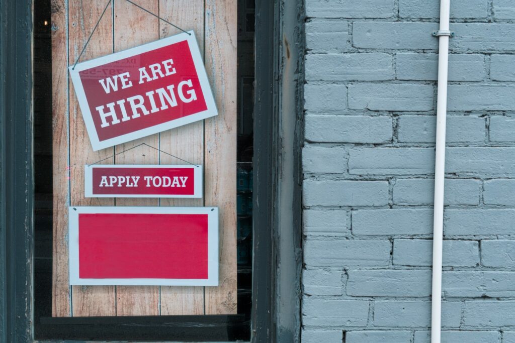Schild mit der Aufschrift We are hiring als Zeichen aktiver Arbeitgebermarke