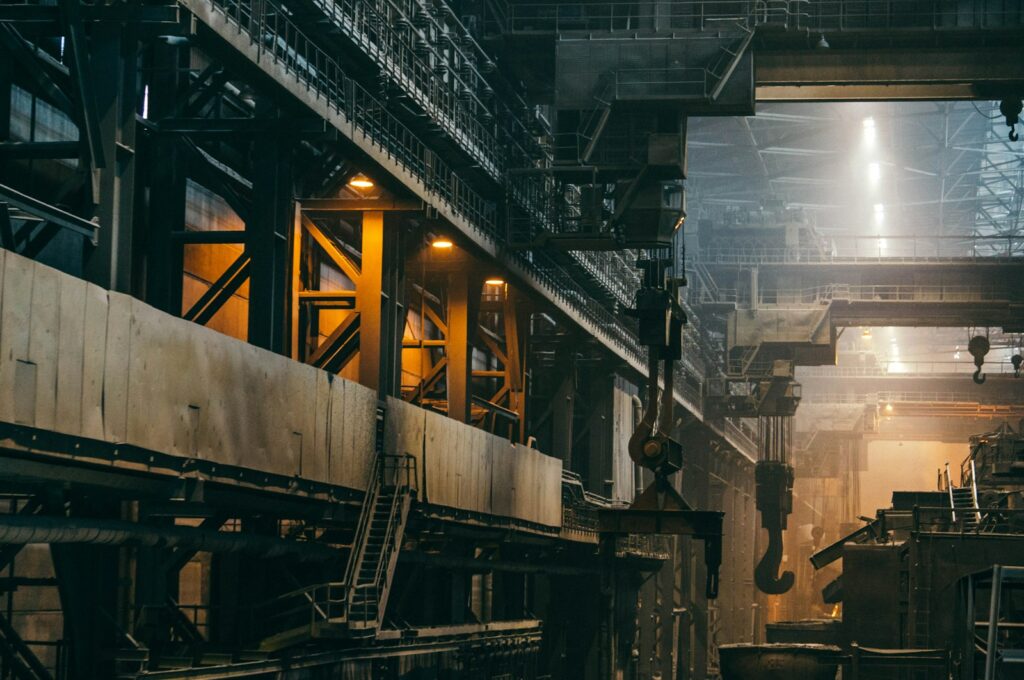 Innenraum einer großen Industriehalle