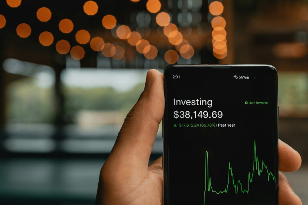 ETF-Sparplan in der Broker-App: Smartphone zeigt einen Aktienchart mit Kursverlauf