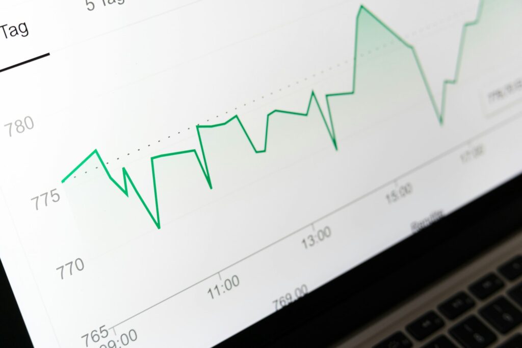 Laptop mit Börsenchart