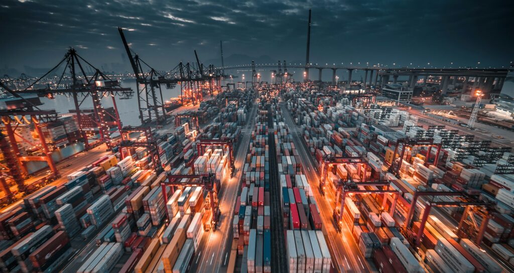 Exportwirtschaft im Hafen: gestapelte Container und Containerbrücken an einem Terminal