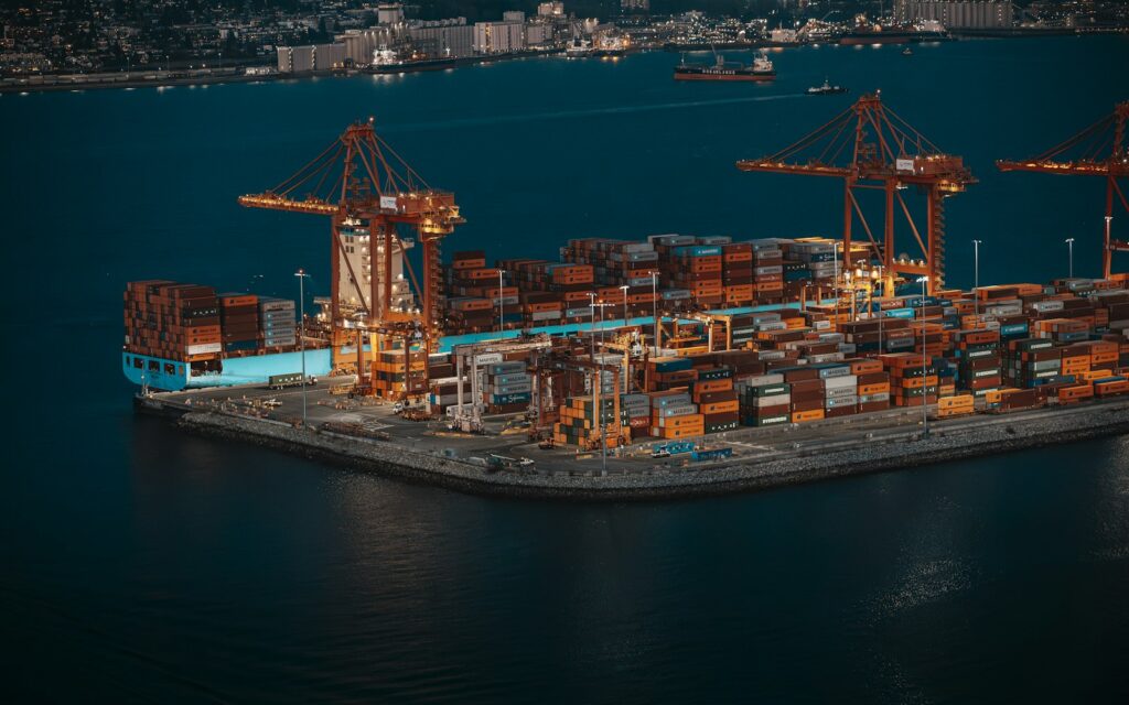 Containerschiff und Kräne im Hafen als Symbol für Außenhandel und neue Absatzmärkte