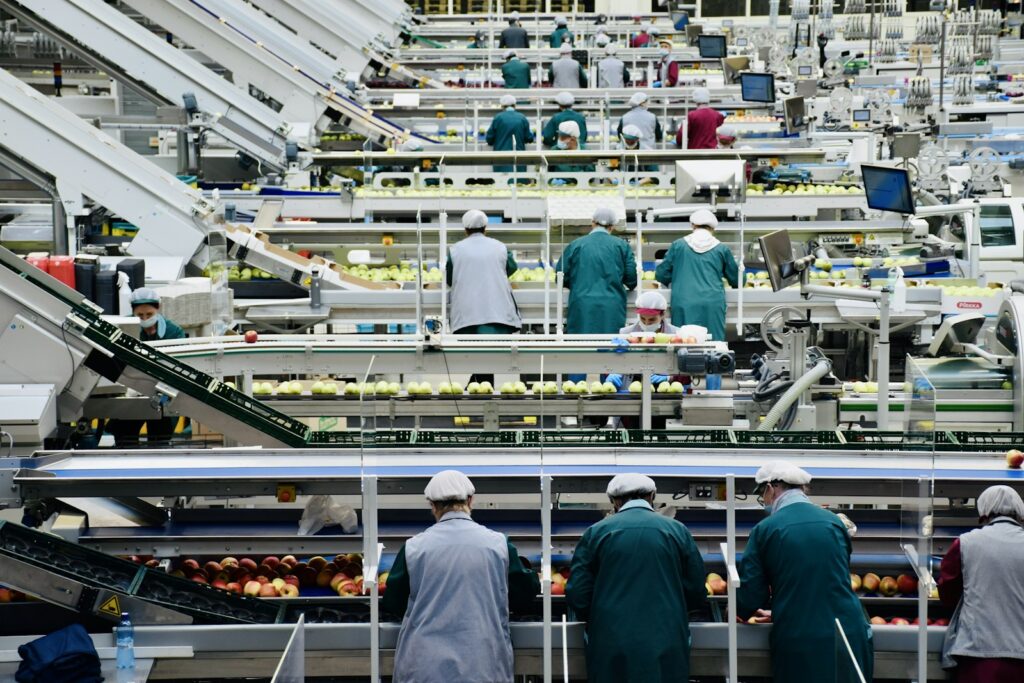 Beschäftigte in einer Fabrikhalle