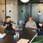 Vier Personen im Gespräch an einem Besprechungstisch