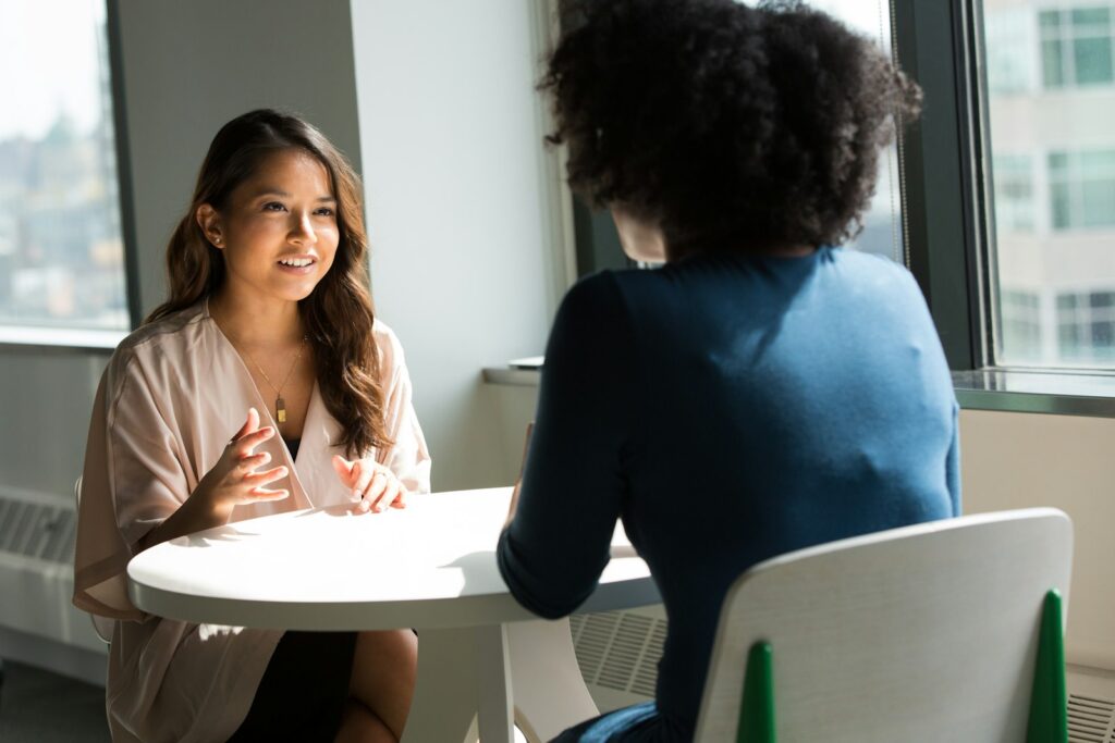 Zwei Frauen im Gespräch in einem Büro
