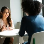 Zwei Frauen im Gespräch in einem Büro