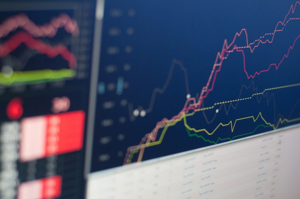 Nahaufnahme eines Monitors mit Diagramm zur Liquiditätsplanung im Frühwarnsystem