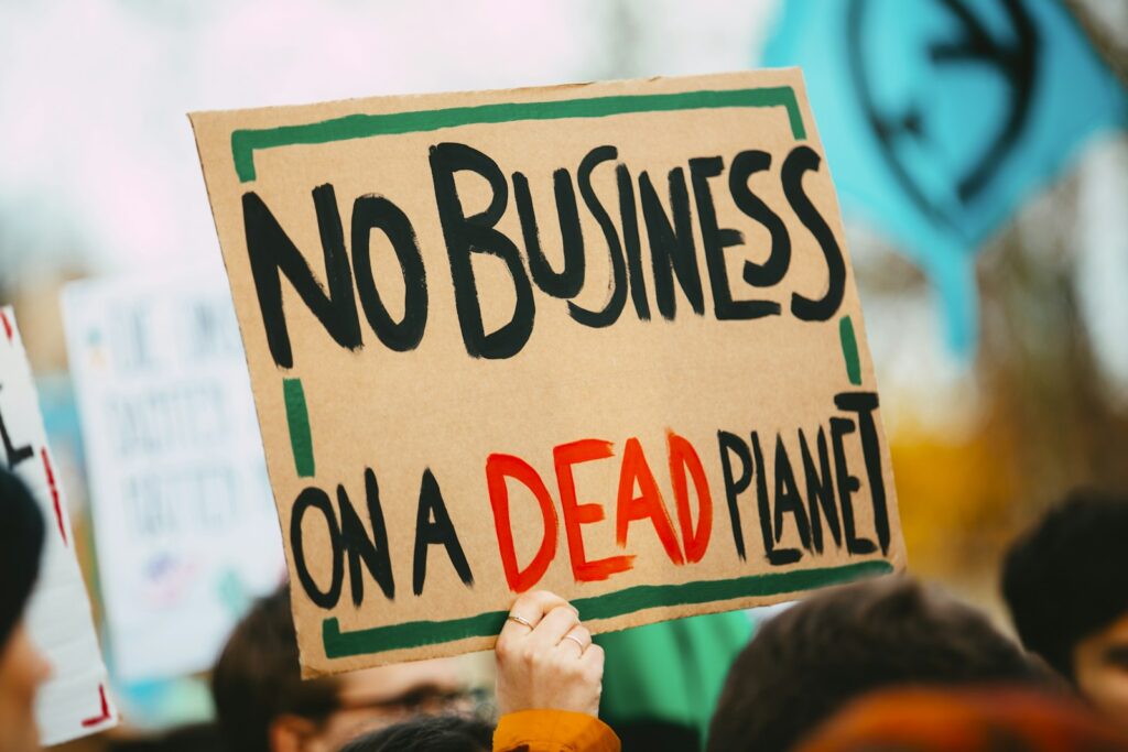 Protestschild mit der Aufschrift No business on a dead planet zur ESG-Debatte