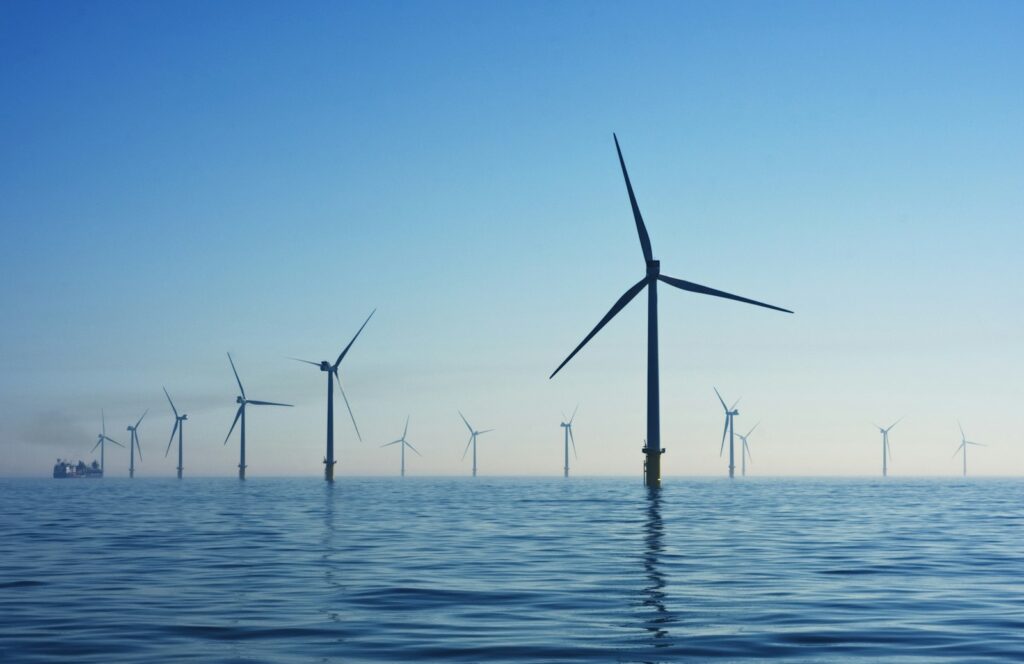 Windkraftanlage vor blauem Himmel