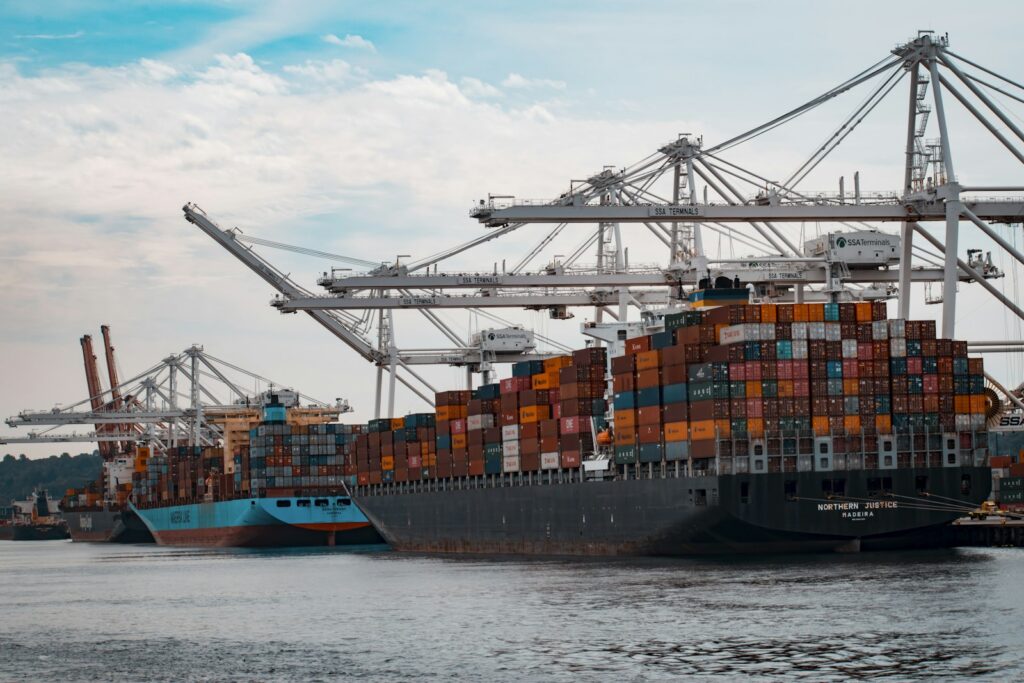 Frachtschiffe und Container an einem Hafenkai