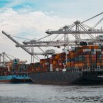 Frachtschiffe und Container an einem Hafenkai