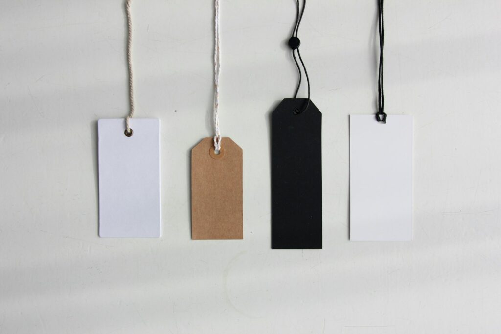 Vier leere Preisanhänger aus Papier