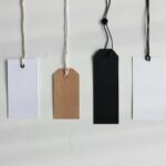Vier leere Preisanhänger aus Papier
