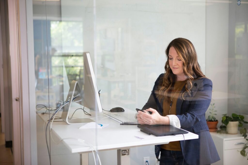Frau arbeitet konzentriert an einem Laptop