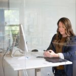 Frau arbeitet konzentriert an einem Laptop