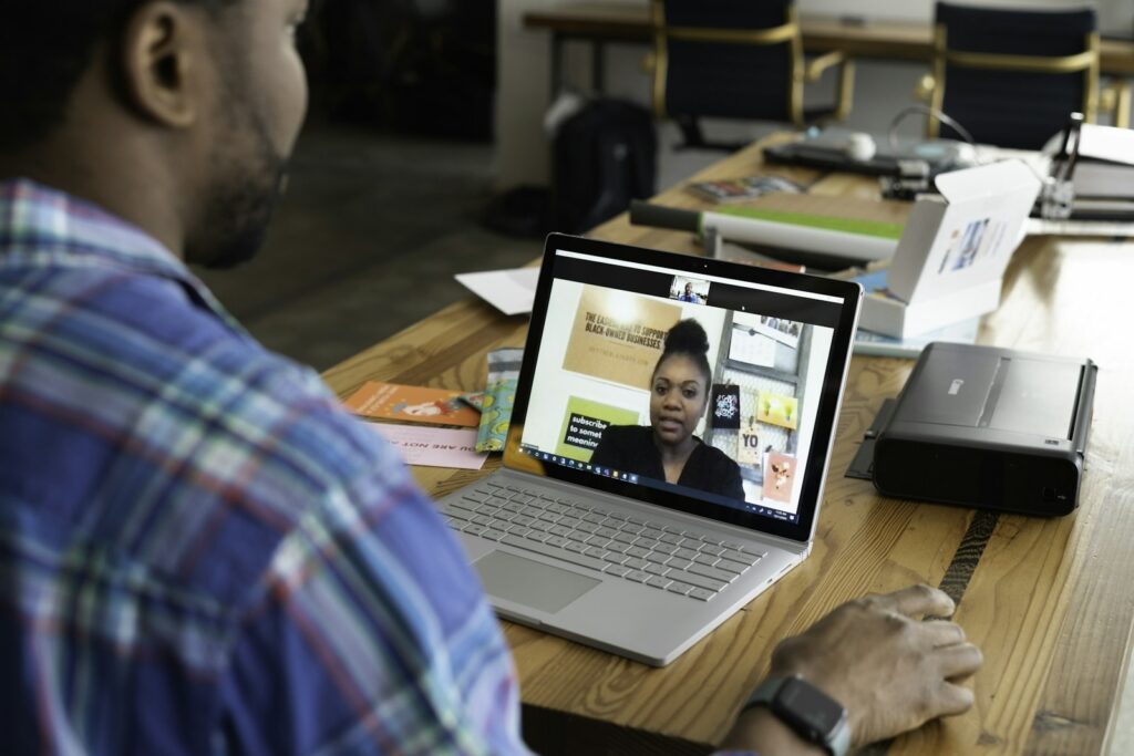 Mann bei einem Videoanruf am Laptop