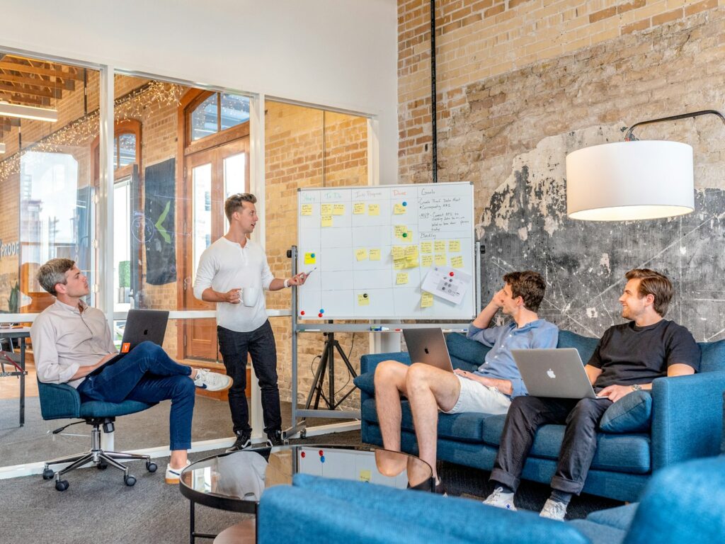 Präsentation am Whiteboard zur Auswertung eines Pilotprojekts mit einem Start-up