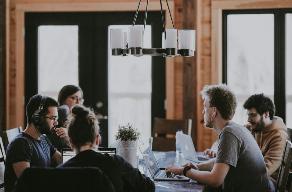 Team bespricht am Tisch eine Startup-Kooperation mit einem Mittelständler