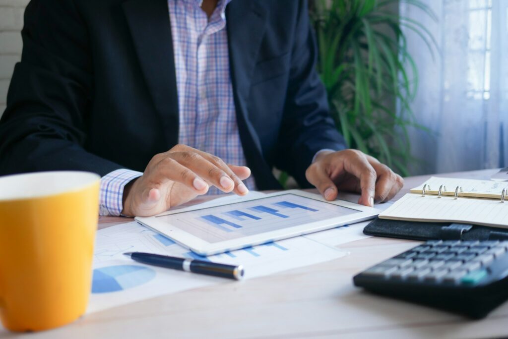 Person mit Unterlagen bei der Finanzplanung
